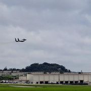 迫力抜群！４階展望台から嘉手納基地の空軍機の離発着がみられる！