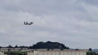 迫力抜群！４階展望台から嘉手納基地の空軍機の離発着がみられる！