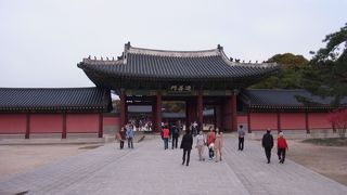 昌徳宮の敷地内にある門