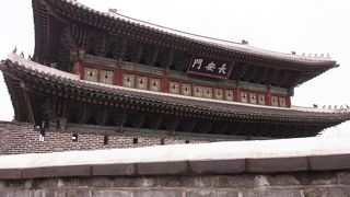 水原華城にある大きな門