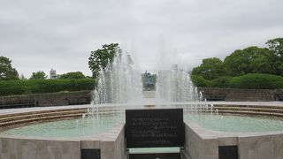 原爆の炎の下、大勢の人間が水を求めてさまよい歩いたそうです。