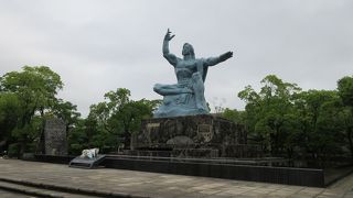 修学旅行と思しき中学生が一生懸命にガイドさんの話に耳を傾けている姿が印象的でした