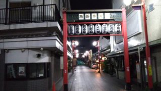 お土産屋・飲食店を眺めながら食べながら徒歩散策するのに最高の場所