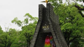 祈念像の両脇に一対の「折鶴の塔」が建っていました。