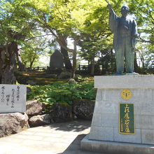 上杉神社の鷹山公立像