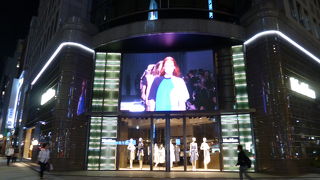 夜はひときわ目立ちます