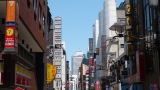 通りの向うには「ホテルニューオータニ」