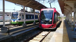 街の路面電車と田園を走るローカル線の2つの顔を併せ持つ