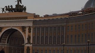 宮殿広場を囲むアーチのある建物