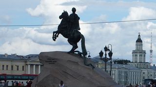 ネバ川のほとりから宮殿広場まで広がる公園緑地