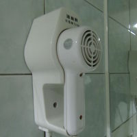 ドライヤーは客室の鏡前にも有ります。