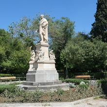 彫像も立っています