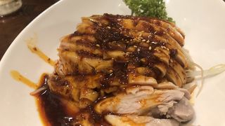 酔っ払い鳥のタレに麺を打ち込む