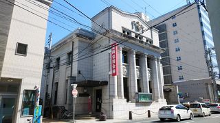 実際の銀行店舗が観光スポットとは