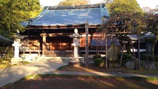 特に大きな立派な瓦屋根は圧巻