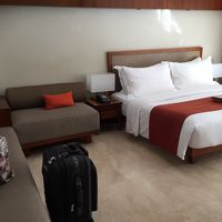 大きなベッドにゆったり過ごせるお部屋