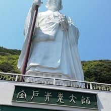 高さ16mの白亜の像です