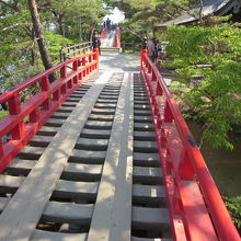 島に渡る橋は足元に注意しないと海に落ちます