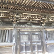 軒下には見事な彫刻が彫られています