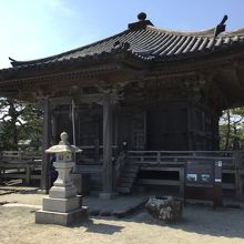 小さいですが立派なお堂です