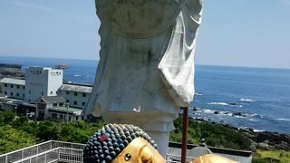 白亜の大師像