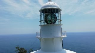 白亜の灯台が水平線と青空に映えます