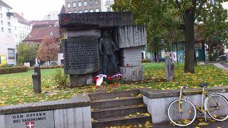 カールスプラッツ駅とウィーン工科大学の間に広がる公園