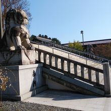 階段両脇にある像です