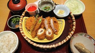 味噌汁、ごはん、キャベツがお替り自由