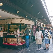 店頭では出来立ての梅が枝餅を販売