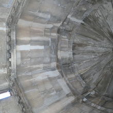 内部から見た建物の屋根（とても古い石版製）