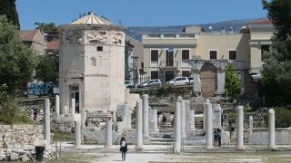 ローマンアゴラにある保存状態の良い八角形建造物、風の神の家