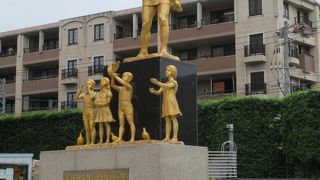 最初は原爆関連の像に見えませんでした。