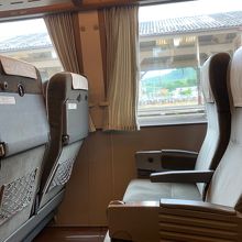 座席の間隔は広くて快適です。