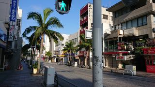 にぎやかな通り