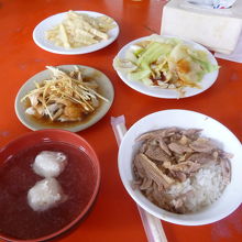 雛肉飯、鶏肉、タケノコ、野菜炒め、魚丸スープ