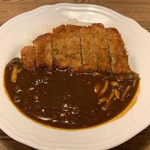 カツは薄めでした。
