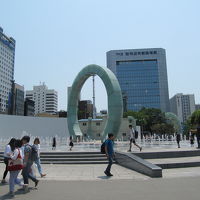 東横イン（写真右）