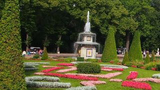 ピョートル大帝夏の宮殿の前の贅を尽くした噴水公園