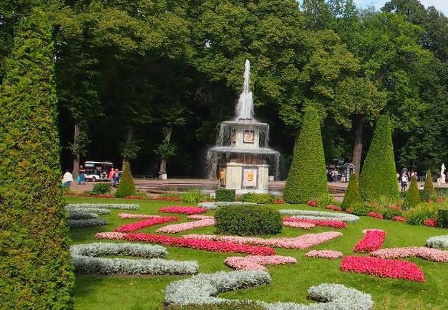 ピョートル大帝夏の宮殿の前の贅を尽くした噴水公園