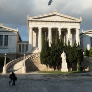 見事な建造物のアテネ国立図書館