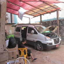 この韓国製中古車で１３人乗車？