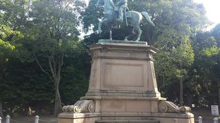 威厳を感じる銅像