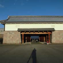 この写真の右に登れる場所があります。