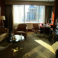 スィートのリビングです　ソファが硬め