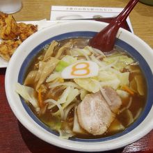 醤油ラーメン、唐揚げセット　970円（税抜き）
