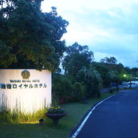 ホテル入口は南国感溢れています