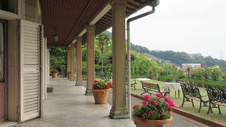 江戸時代末に建てられた洋館で、国の重要文化財に指定されています。