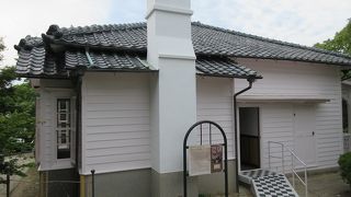 日本風の瓦を載せた瀟洒な洋館。