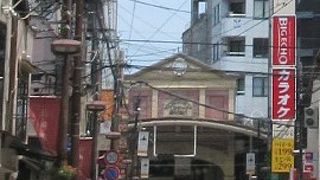 路面電車の駅から至近の場所で、一日中人通りが絶えません。